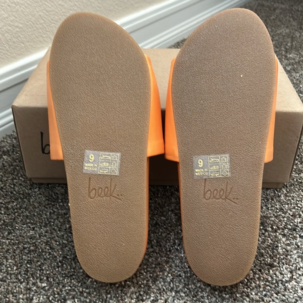 Beek Vibrant Orange Slides
Brand new
Never worn with box - Picture 4 of 5